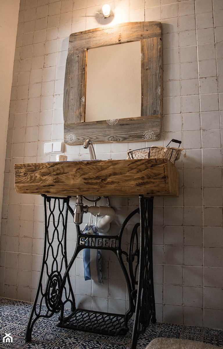 Siedmioletni remont ponad stuletniej łemkowskiej chyży (Chata nad Wisłokiem) - Mała średnia łazienka, styl rustykalny - zdjęcie od Monika Tomaszewska 6