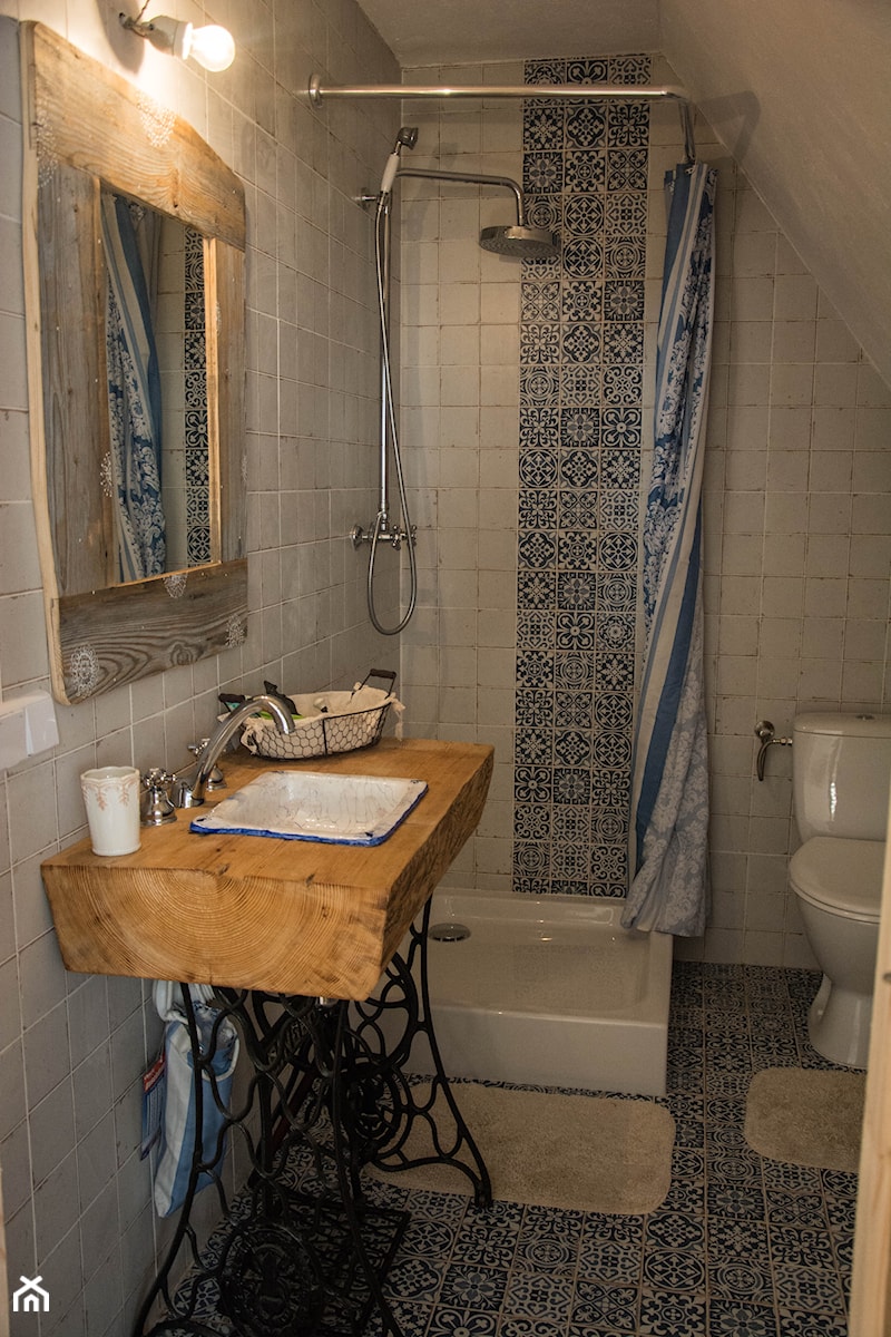 Siedmioletni remont ponad stuletniej łemkowskiej chyży (Chata nad Wisłokiem) - Mała łazienka, styl vintage - zdjęcie od Monika Tomaszewska 6
