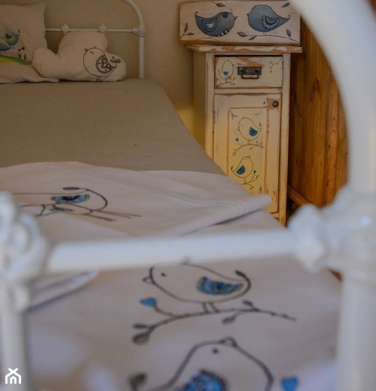 Siedmioletni remont ponad stuletniej łemkowskiej chyży (Chata nad Wisłokiem) - Mała szara sypialnia, styl rustykalny - zdjęcie od Monika Tomaszewska 6