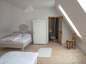 Siedmioletni remont ponad stuletniej łemkowskiej chyży (Chata nad Wisłokiem) - Średnia biała sypialnia na poddaszu z łazienką - zdjęcie od Monika Tomaszewska 6