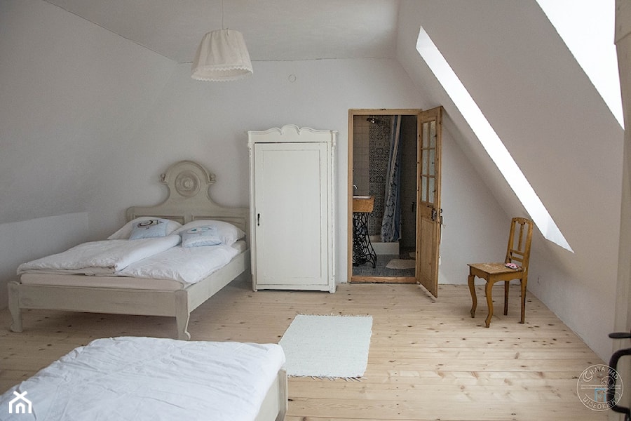 Siedmioletni remont ponad stuletniej łemkowskiej chyży (Chata nad Wisłokiem) - Średnia biała sypialnia na poddaszu z łazienką - zdjęcie od Monika Tomaszewska 6