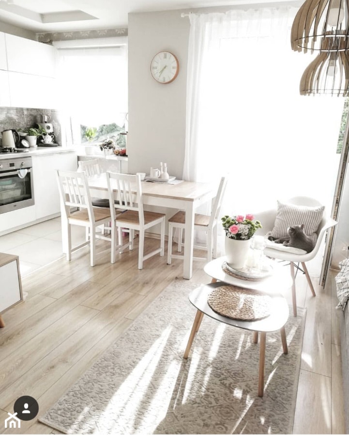 Małe mieszkanie w bloku - Mały beżowy salon z kuchnią z jadalnią - zdjęcie od Violetta Korzuchowska - Homebook