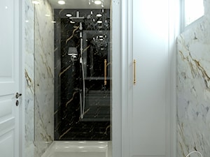 Gold Luxury - Średnia z marmurową podłogą z punktowym oświetleniem łazienka z oknem, styl glamour - zdjęcie od Home Atelier Aneta Rosińska-Dadsi