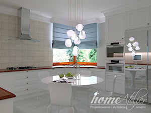Stylowy Hampton - Średnia zamknięta biała z zabudowaną lodówką z nablatowym zlewozmywakiem kuchnia w kształcie litery u z oknem, styl nowoczesny - zdjęcie od Home Atelier Aneta Rosińska-Dadsi