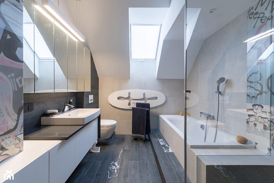 REZYDENCJA POD KRAKOWEM REALIZACJA - Średnia na poddaszu łazienka z oknem, styl nowoczesny - zdjęcie od Insidelab