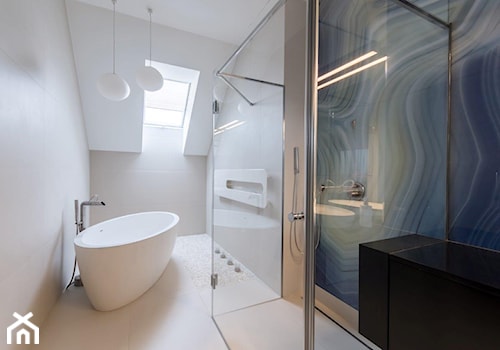 REZYDENCJA POD KRAKOWEM REALIZACJA - Średnia na poddaszu łazienka z oknem, styl nowoczesny - zdjęcie od Insidelab