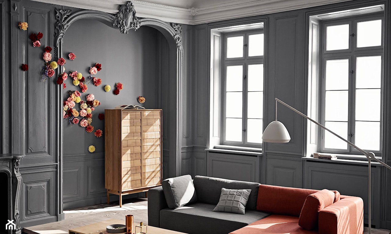 nowoczesna drewniana komoda, szary salon ze sztukaterią, dwukolorowa sofa