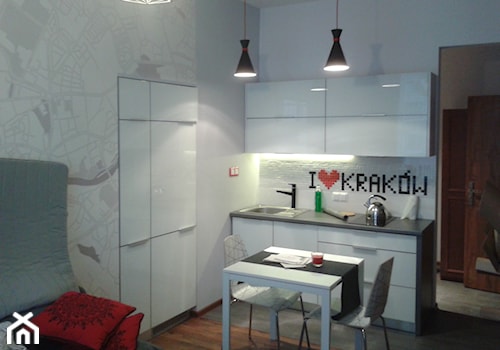 I Love Kraków - Mała otwarta z salonem biała z zabudowaną lodówką z podblatowym zlewozmywakiem kuchnia jednorzędowa, styl nowoczesny - zdjęcie od Łania Meble