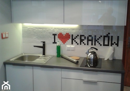 I Love Kraków - Mała otwarta z salonem biała z zabudowaną lodówką z nablatowym zlewozmywakiem kuchnia jednorzędowa, styl nowoczesny - zdjęcie od Łania Meble
