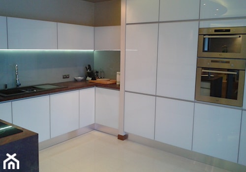 Kuchnia szkło 2 - Średnia otwarta zamknięta z zabudowaną lodówką z nablatowym zlewozmywakiem kuchnia w kształcie litery u, styl nowoczesny - zdjęcie od Łania Meble