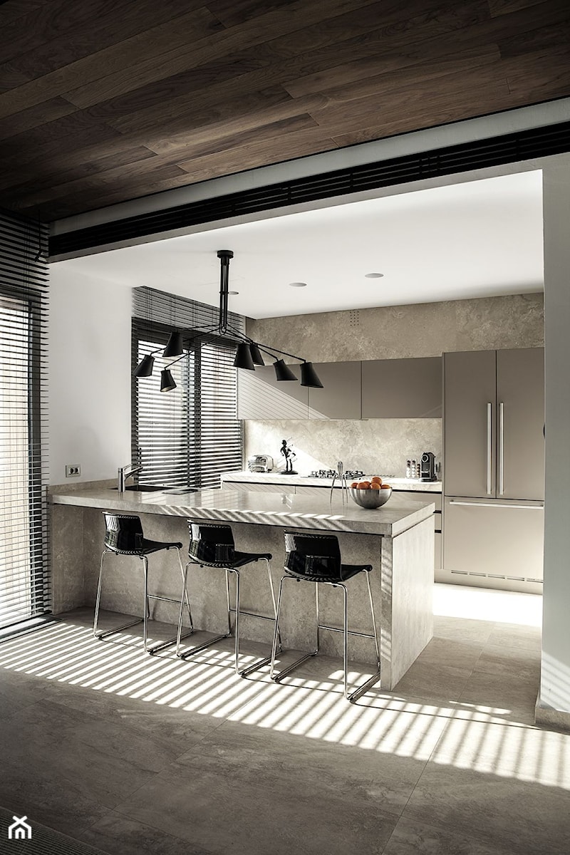 KLUDI MX - Średnia otwarta z salonem z kamiennym blatem biała z zabudowaną lodówką z lodówką wolnostojącą z podblatowym zlewozmywakiem kuchnia dwurzędowa z oknem, styl industrialny - zdjęcie od KLUDI