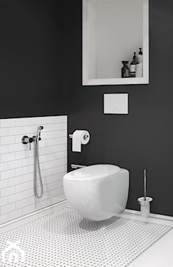mała czarno biała łazienka z zestawem higienicznym zamiast bidetu