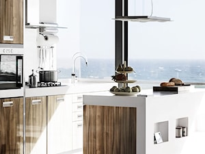 KLUDI E-GO - Średnia otwarta z salonem biała z zabudowaną lodówką z podblatowym zlewozmywakiem kuchnia jednorzędowa z wyspą lub półwyspem z oknem, styl skandynawski - zdjęcie od KLUDI