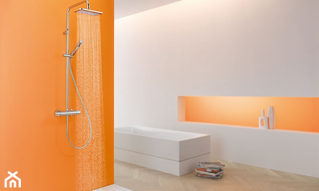 pomarańczowa ściana w łazience