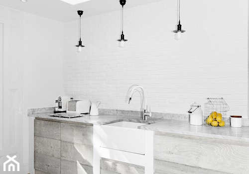 KLUDI BINGO STAR - Mała otwarta z kamiennym blatem biała z lodówką wolnostojącą z podblatowym zlewozmywakiem kuchnia jednorzędowa z marmurem nad blatem kuchennym, styl minimalistyczny - zdjęcie od KLUDI
