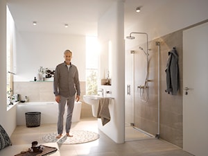 KLUDI PURE&SOLID - Średnia z punktowym oświetleniem łazienka z oknem, styl minimalistyczny - zdjęcie od KLUDI