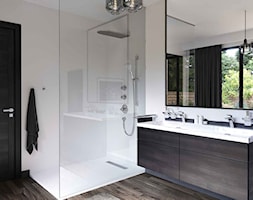 KLUDI BALANCE - Średnia z lustrem z dwoma umywalkami łazienka z oknem, styl nowoczesny - zdjęcie od KLUDI - Homebook