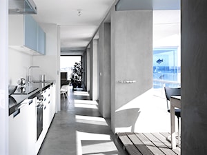 KLUDI L-INE - Mała otwarta z salonem z kamiennym blatem biała szara z zabudowaną lodówką z podblatowym zlewozmywakiem kuchnia jednorzędowa z oknem, styl nowoczesny - zdjęcie od KLUDI