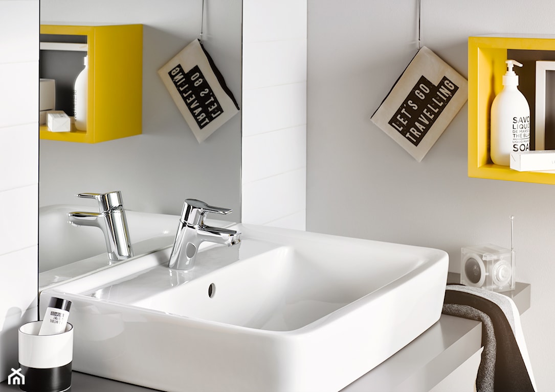łazienka w stylu eklektycznym z żółtymi dodatkami