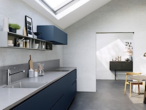 KLUDI M2 - Średnia otwarta biała szara z zabudowaną lodówką z nablatowym zlewozmywakiem kuchnia jednorzędowa, styl skandynawski - zdjęcie od KLUDI