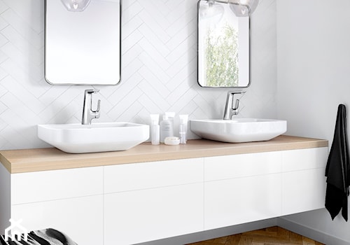 KLUDI AMEO - Mała z dwoma umywalkami łazienka z oknem, styl skandynawski - zdjęcie od KLUDI