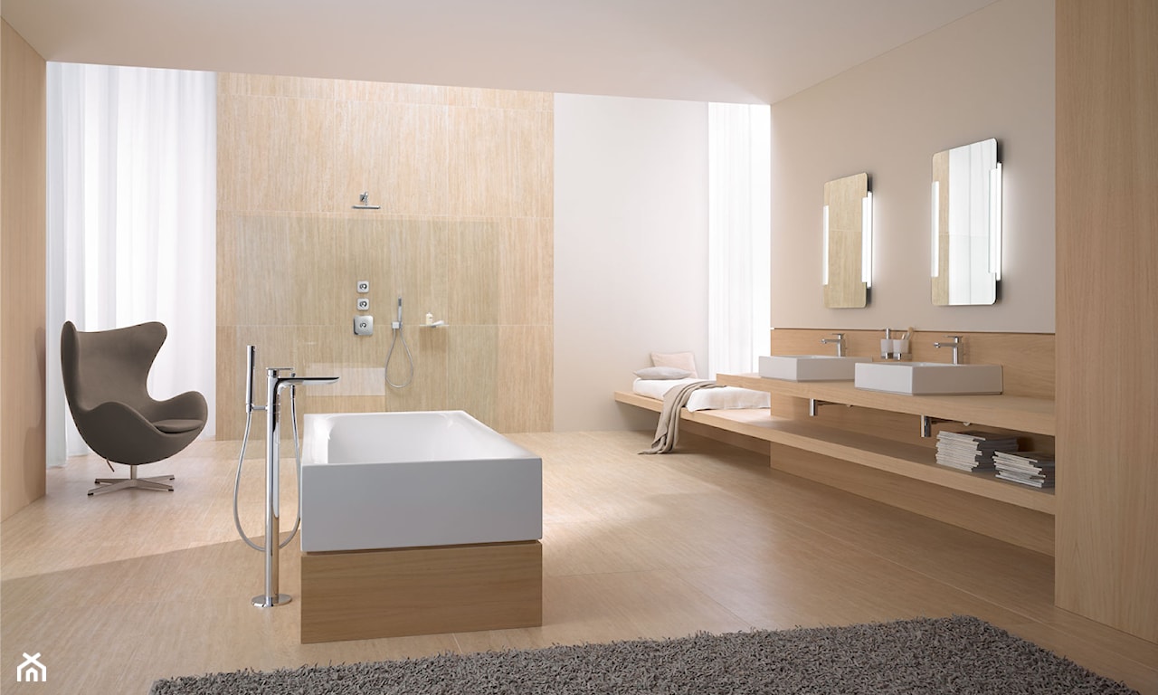 nowoczesna łazienka w stylu skandynawskim, wanna wolnostojąca, wanna na środku łazienki, fotel uszak w łazience