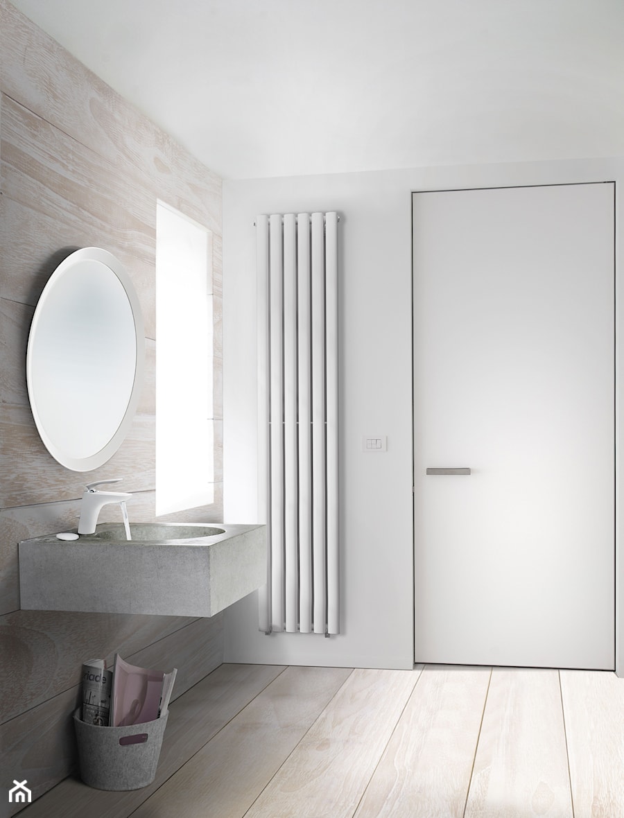 KLUDI BALANCE WHITE - Mała na poddaszu łazienka z oknem, styl minimalistyczny - zdjęcie od KLUDI