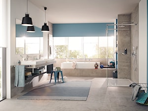KLUDI PURE&STYLE - Średnia biała niebieska łazienka w domu jednorodzinnym z oknem, styl skandynawsk ... - zdjęcie od KLUDI