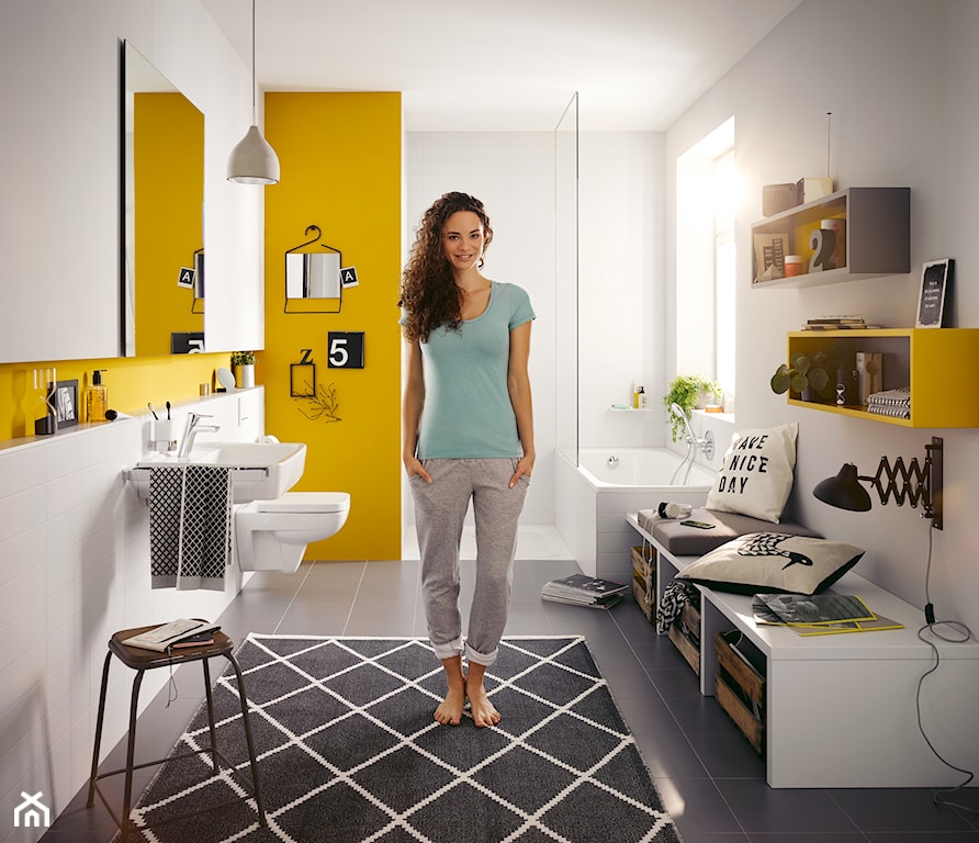 łazienka w stylu eklektycznym z żółtymi dodatkami