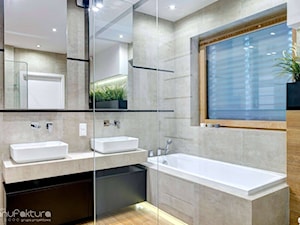 Realizacja - dom jednorodzinny Rybnik - Średnia na poddaszu z dwoma umywalkami łazienka z oknem, styl nowoczesny - zdjęcie od Manufaktura Studio grupa projektowa