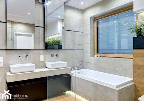 Realizacja - dom jednorodzinny Rybnik - Średnia na poddaszu z dwoma umywalkami łazienka z oknem, styl nowoczesny - zdjęcie od Manufaktura Studio grupa projektowa