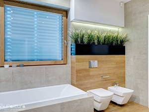 Realizacja - dom jednorodzinny Rybnik - Mała na poddaszu łazienka z oknem, styl nowoczesny - zdjęcie od Manufaktura Studio grupa projektowa