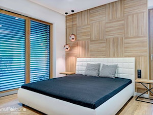 Realizacja - dom jednorodzinny Rybnik - Duża biała sypialnia, styl nowoczesny - zdjęcie od Manufaktura Studio grupa projektowa