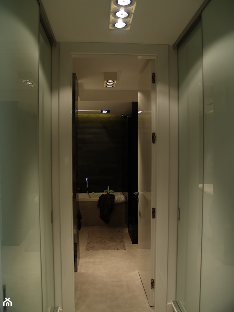 szafy lacobel biały,drzwi łazienkowe h=240 cm - zdjęcie od projektowaniewnetrzwarszawa