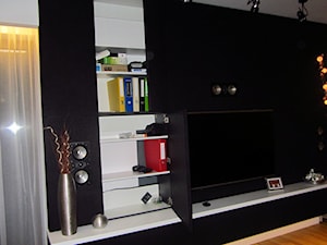 Podwieszana ścianka z szafkami i zabudową kina domowego - zdjęcie od Benn Design