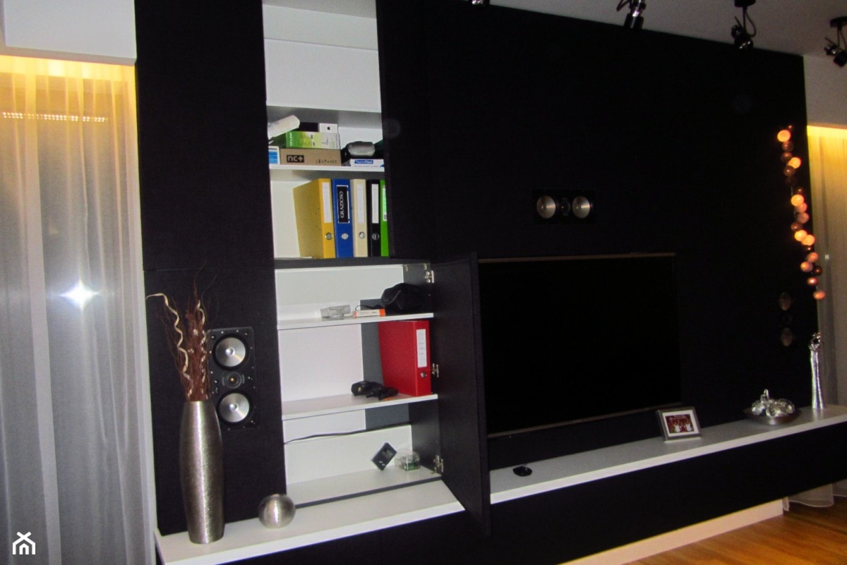 Podwieszana ścianka z szafkami i zabudową kina domowego - zdjęcie od Benn Design - Homebook