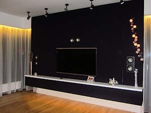 Podwieszana ścianka z szafkami i zabudową kina domowego - zdjęcie od Benn Design