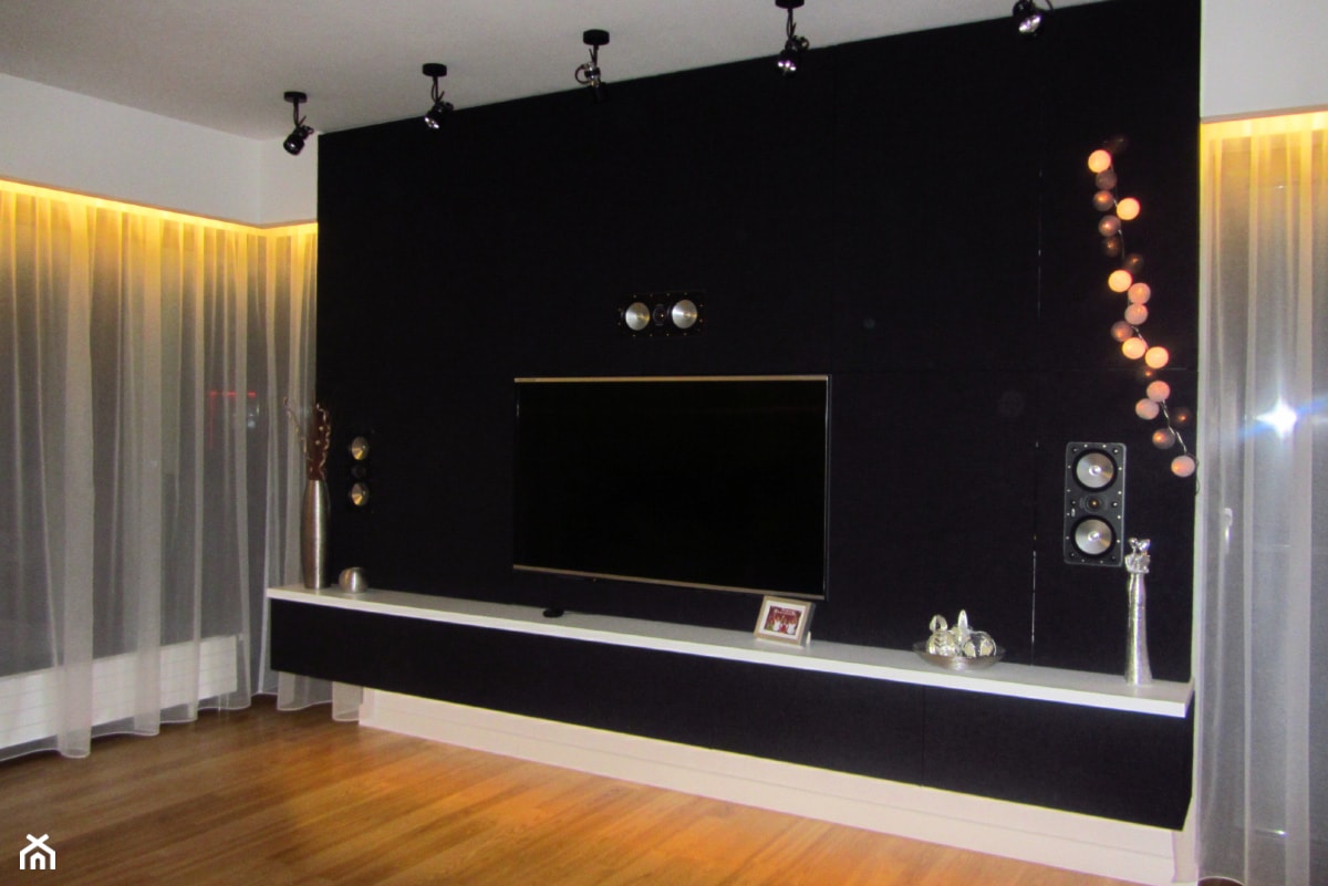 Podwieszana ścianka z szafkami i zabudową kina domowego - zdjęcie od Benn Design - Homebook
