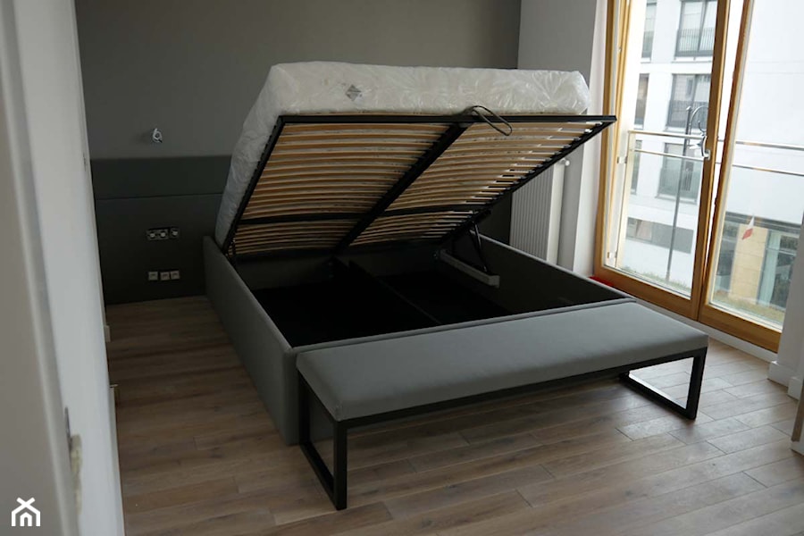 Łóżko z pojemniniem na pościel - zdjęcie od Benn Design