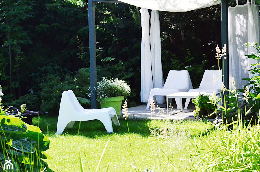 ogrod dom jednorodzinyy - Średni ogród za domem, styl nowoczesny - zdjęcie od Nisza Design
