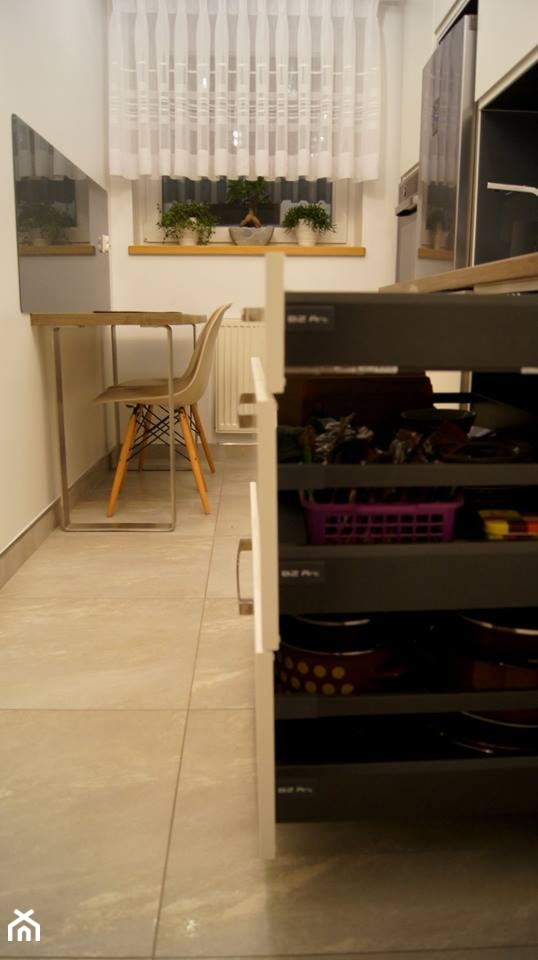 Kuchnia w bieli w mieszkaniu. - Kuchnia, styl nowoczesny - zdjęcie od BiZ Art