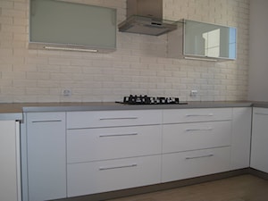 Kuchnia w bieli - lakier na wysoki połysk. - Kuchnia, styl minimalistyczny - zdjęcie od BiZ Art