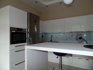 Kuchnia otwarta na pokój - lakierowana na wysoki połysk. - Kuchnia, styl nowoczesny - zdjęcie od BiZ Art