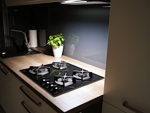Kuchnia w bieli w mieszkaniu. - Kuchnia, styl nowoczesny - zdjęcie od BiZ Art