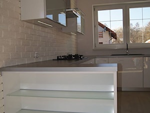 Kuchnia w bieli - lakier na wysoki połysk. - Kuchnia, styl minimalistyczny - zdjęcie od BiZ Art