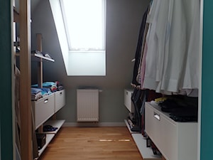Minimalistyczna zabudowa do garderoby. - Średnia otwarta garderoba na poddaszu z oknem, styl minimalistyczny - zdjęcie od BiZ Art