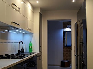 Kuchnia w połysku w mieszkaniu. - Kuchnia, styl nowoczesny - zdjęcie od BiZ Art