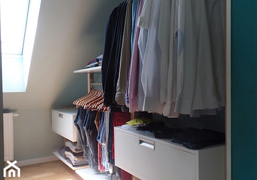 Minimalistyczna zabudowa do garderoby. - Średnia otwarta garderoba przy sypialni na poddaszu z oknem, styl minimalistyczny - zdjęcie od BiZ Art
