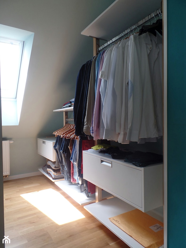 Minimalistyczna zabudowa do garderoby. - Średnia otwarta garderoba przy sypialni na poddaszu z oknem, styl minimalistyczny - zdjęcie od BiZ Art - Homebook