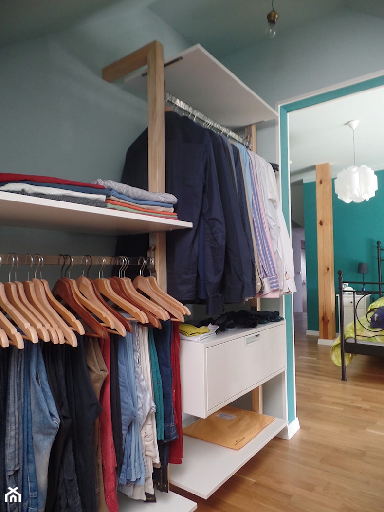 Minimalistyczna zabudowa do garderoby. - Mała otwarta garderoba przy sypialni na poddaszu, styl minimalistyczny - zdjęcie od BiZ Art - Homebook